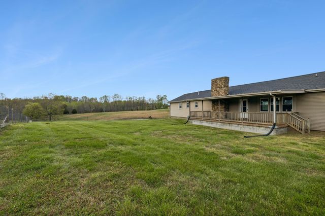 905 Town Branch Rd, Charlotte, TN 37036