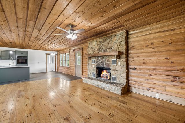 905 Town Branch Rd, Charlotte, TN 37036