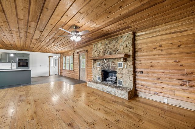 905 Town Branch Rd, Charlotte, TN 37036