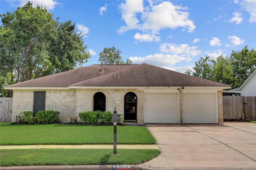 1612 Cypress Hollow Street, Pearland, TX 77581