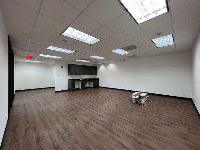 1030 W Higgins Road 200C, Park Ridge, IL 60068
