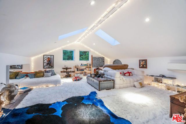 2515 Lincoln Boulevard, Venice, CA 90291