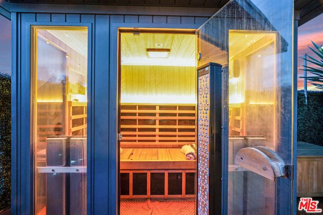 2515 Lincoln Boulevard, Venice, CA 90291