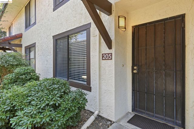 205 Del Valle Cir, El Sobrante, CA 94803