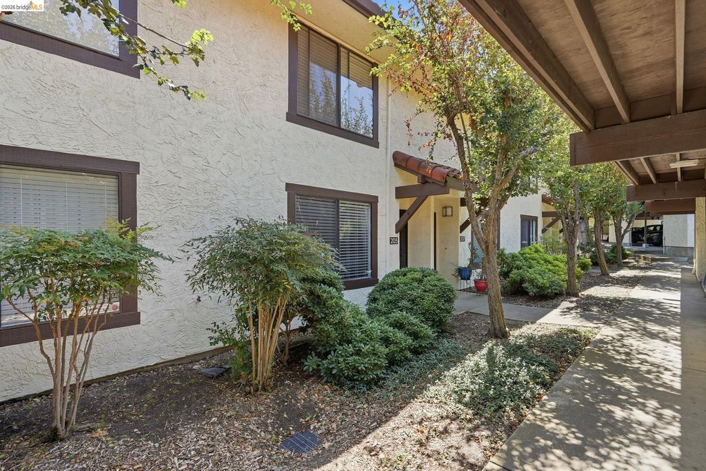 205 Del Valle Cir, El Sobrante, CA 94803