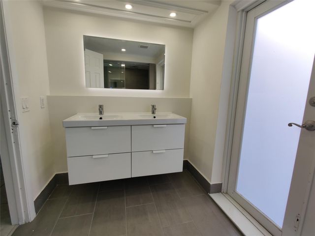 733 NE 18th Avenue, Fort Lauderdale, FL 33304