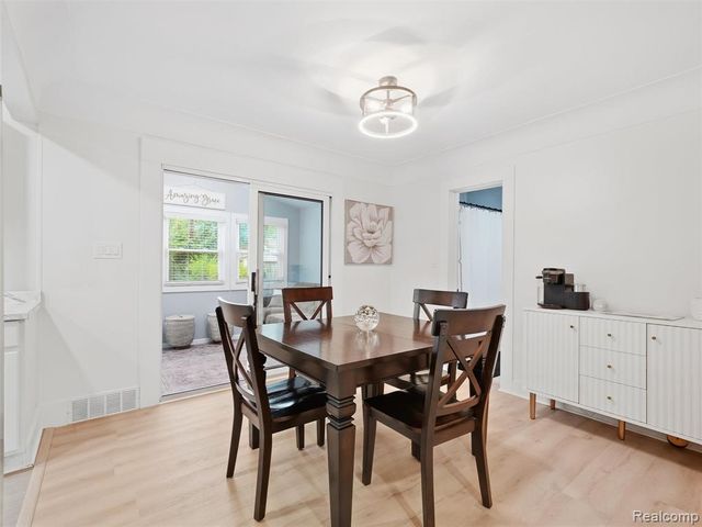 142 S Tilden Avenue, Waterford, MI 48328