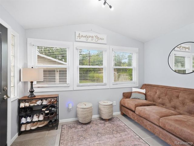 142 S Tilden Avenue, Waterford, MI 48328