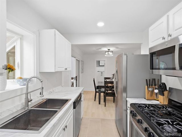 142 S Tilden Avenue, Waterford, MI 48328