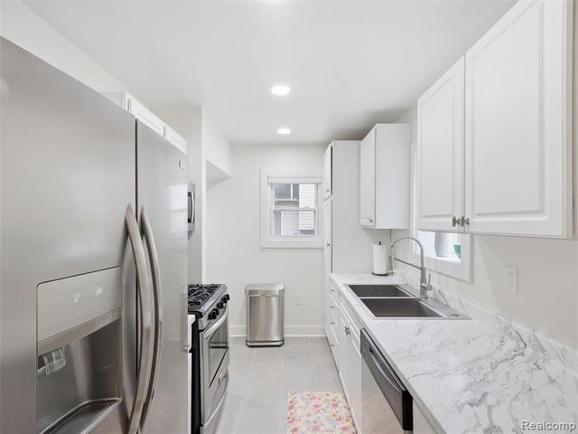 142 S Tilden Avenue, Waterford, MI 48328