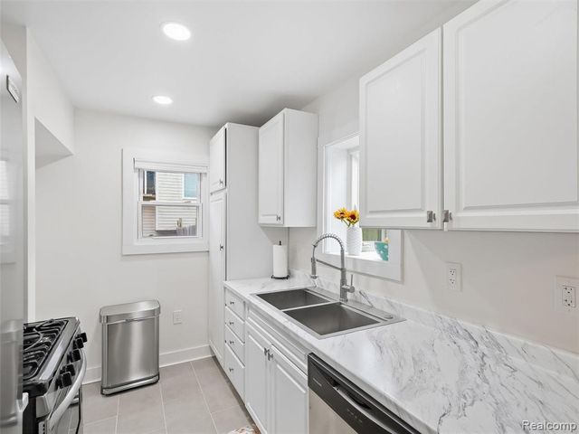 142 S Tilden Avenue, Waterford, MI 48328