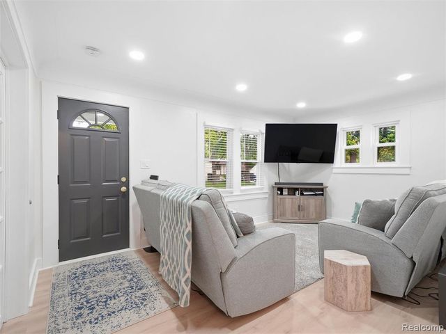 142 S Tilden Avenue, Waterford, MI 48328