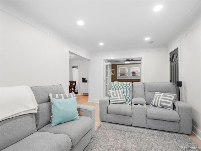 142 S Tilden Avenue, Waterford, MI 48328