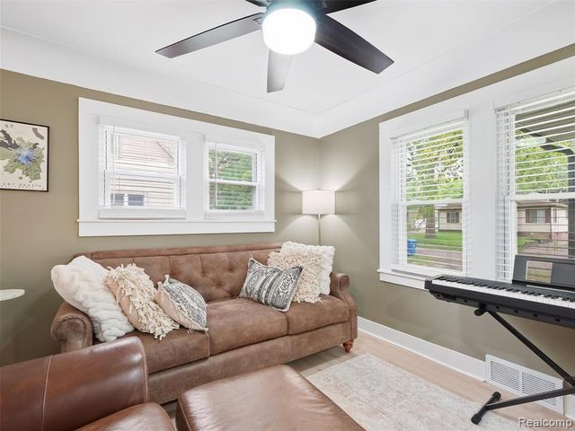 142 S Tilden Avenue, Waterford, MI 48328