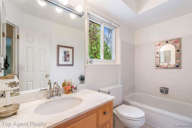1200 Trailwood Path, Bloomfield Hills, MI 48301