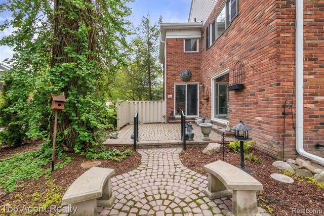 1200 Trailwood Path, Bloomfield Hills, MI 48301