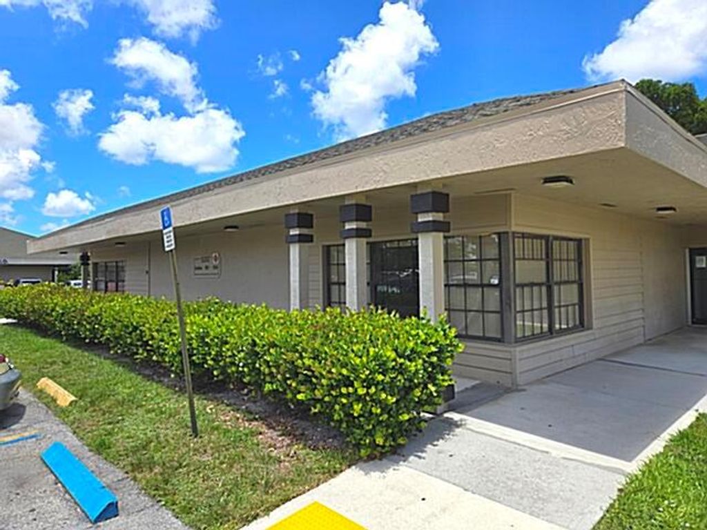 Image 3 of property listing at 5317 W Atlantic Avenue 104, Delray Beach, FL 33484