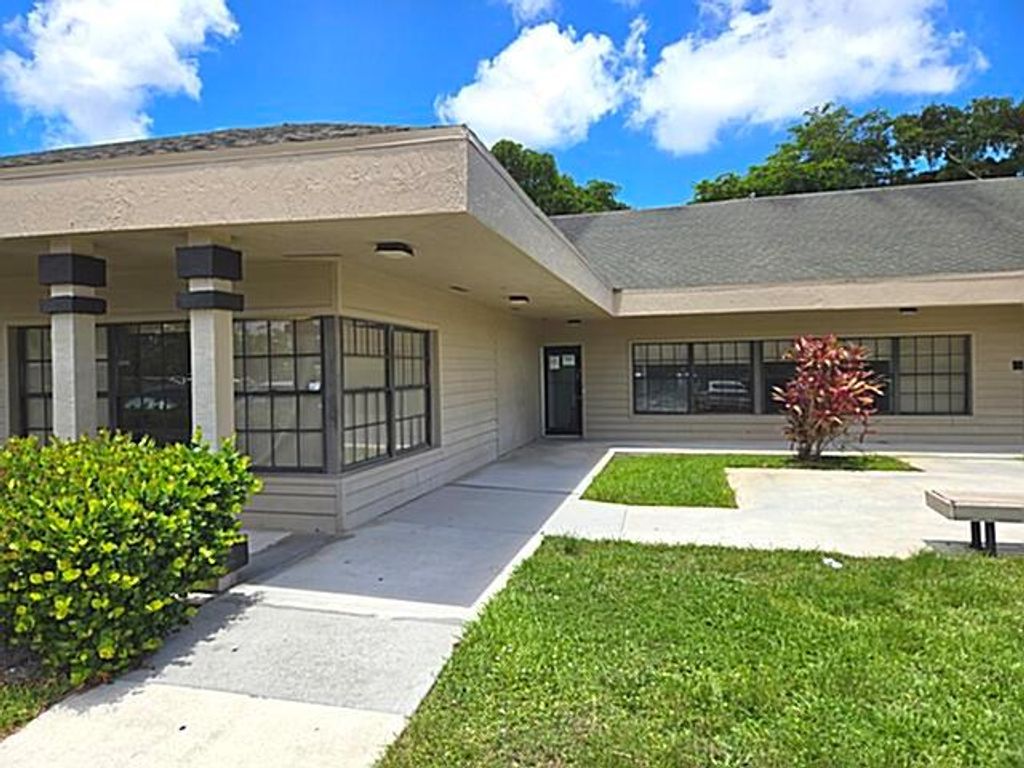 Image 4 of property listing at 5317 W Atlantic Avenue 104, Delray Beach, FL 33484