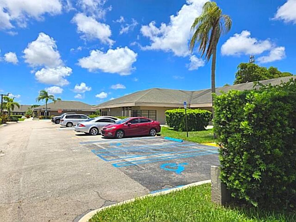 Image 6 of property listing at 5317 W Atlantic Avenue 104, Delray Beach, FL 33484