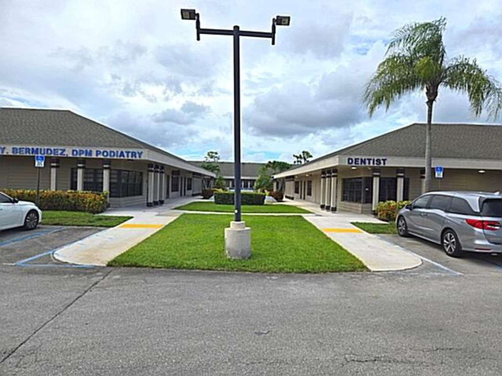 Image 8 of property listing at 5317 W Atlantic Avenue 104, Delray Beach, FL 33484