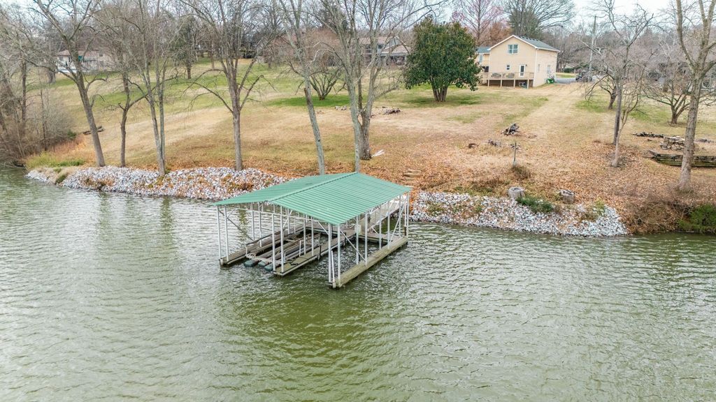 135 Bay Dr, Hendersonville, TN 37075