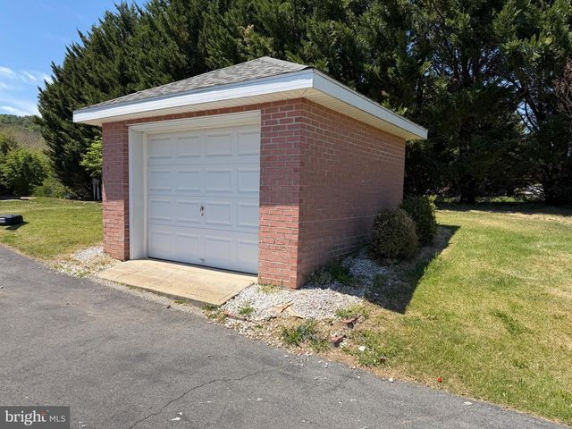 106 WATERVIEW DR, Capon Bridge, WV 26711