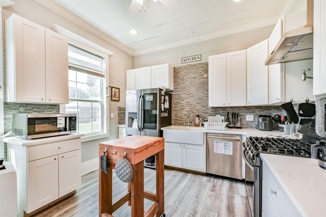 503 W Blum Street, Alvin, TX 77511