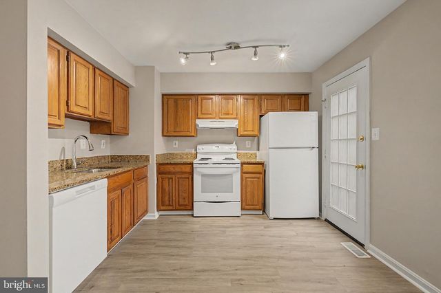 6952 COMPTON LN, Centreville, VA 20121