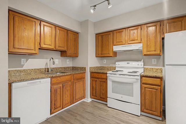 6952 COMPTON LN, Centreville, VA 20121