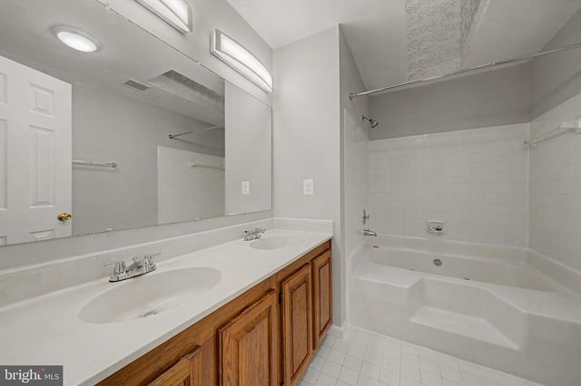 6952 COMPTON LN, Centreville, VA 20121