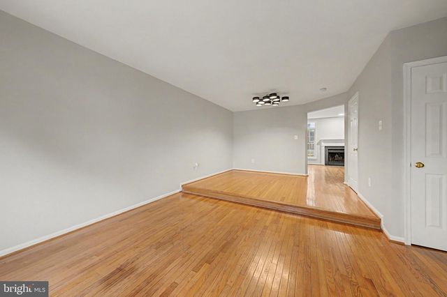 6952 COMPTON LN, Centreville, VA 20121