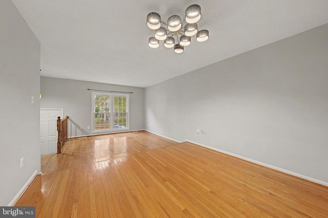 6952 COMPTON LN, Centreville, VA 20121