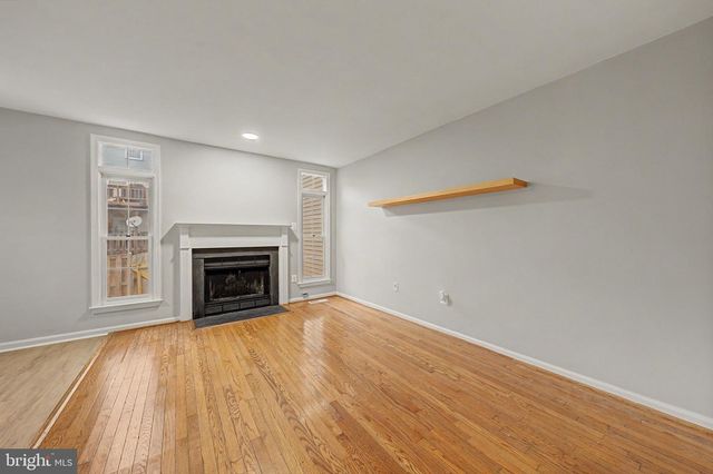 6952 COMPTON LN, Centreville, VA 20121