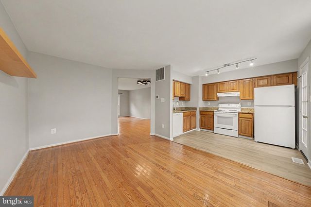 6952 COMPTON LN, Centreville, VA 20121