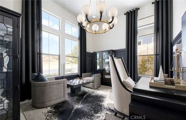 11817 Canoga Avenue, Chatsworth, CA 91311