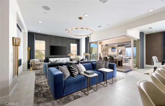 11817 Canoga Avenue, Chatsworth, CA 91311