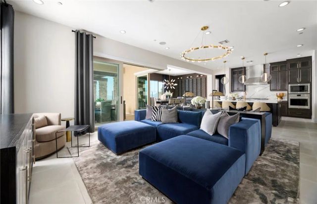 11817 Canoga Avenue, Chatsworth, CA 91311