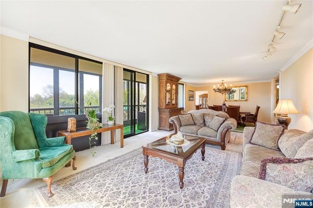 200 Winston 109, Cliffside Park, NJ 07010