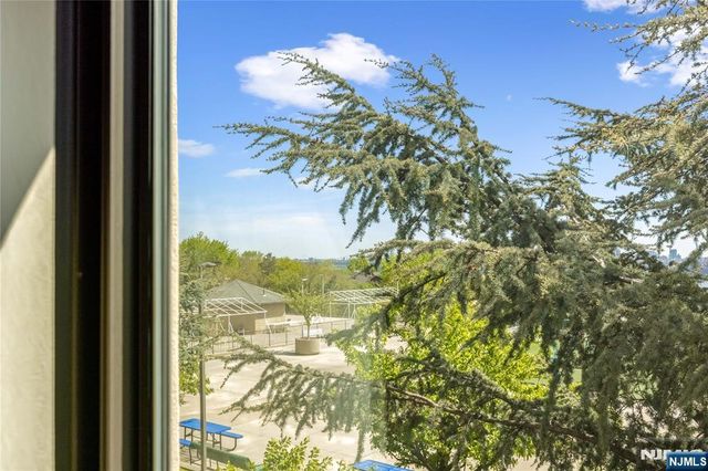 200 Winston 109, Cliffside Park, NJ 07010
