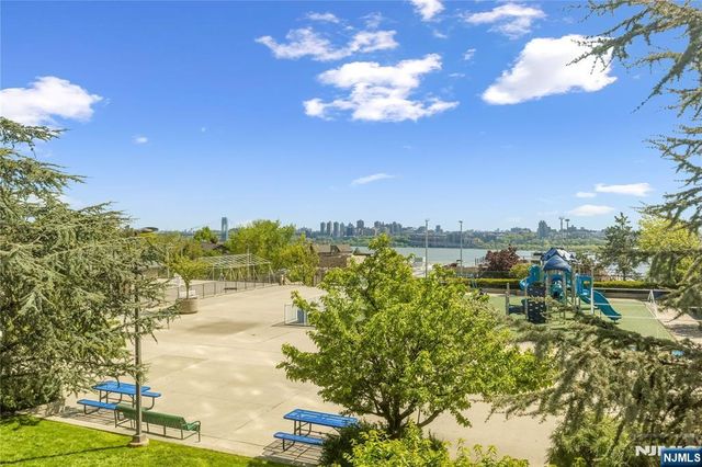 200 Winston 109, Cliffside Park, NJ 07010