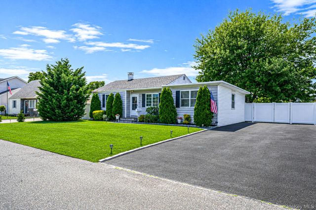 822 Milligan Lane, West Islip, NY 11795