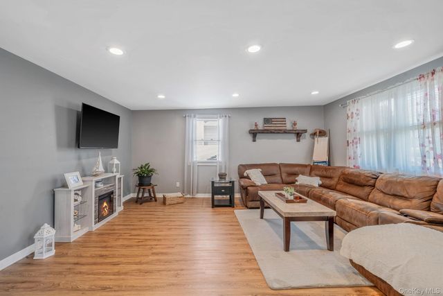 822 Milligan Lane, West Islip, NY 11795
