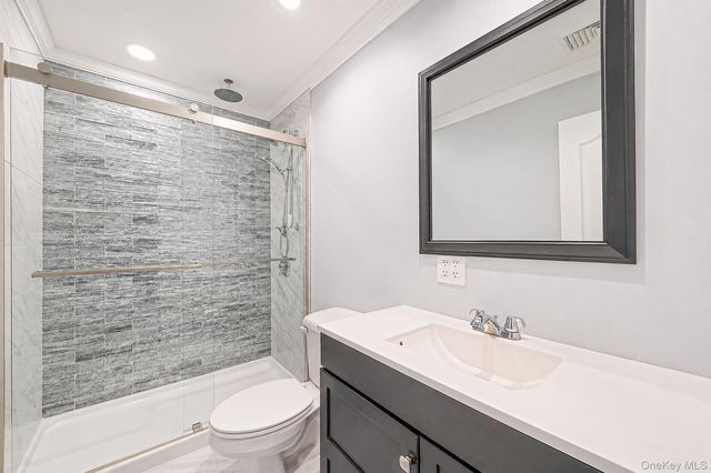 822 Milligan Lane, West Islip, NY 11795