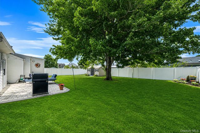 822 Milligan Lane, West Islip, NY 11795