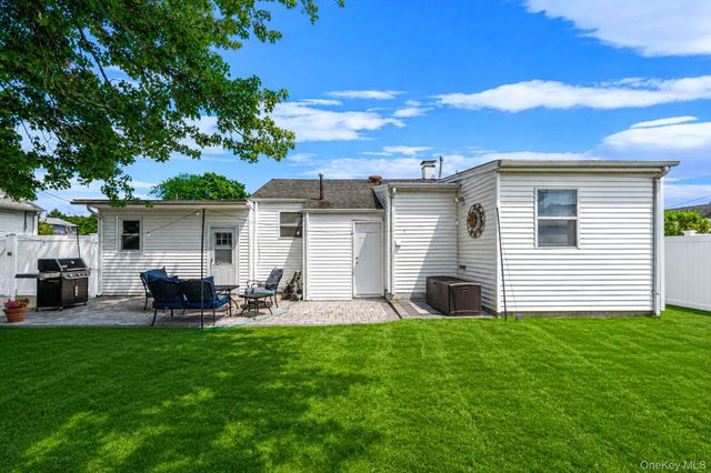 822 Milligan Lane, West Islip, NY 11795