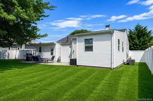 822 Milligan Lane, West Islip, NY 11795