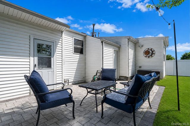 822 Milligan Lane, West Islip, NY 11795