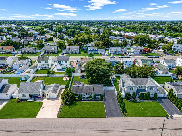 822 Milligan Lane, West Islip, NY 11795