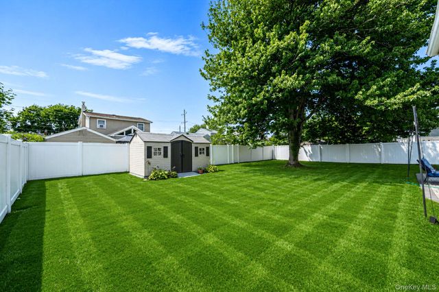 822 Milligan Lane, West Islip, NY 11795
