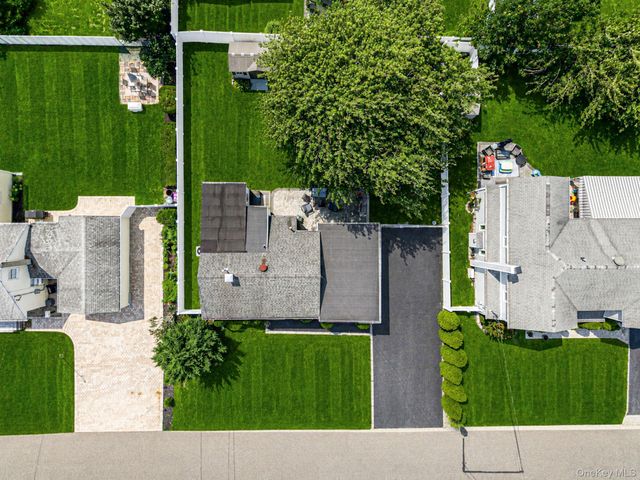 822 Milligan Lane, West Islip, NY 11795